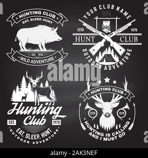 Einstellen der Jagd club Abzeichen auf dem Schwarzen Brett. Vektor Konzept für T-Shirt, Aufkleber, Druck, Stempel. Vintage Typografie Design mit Jagd Gewehr, Wildschwein, Jäger, Hirsch, die Berge und den Wald. Stock Vektor