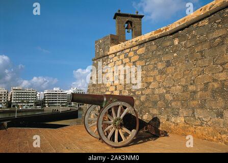 Eine alte Waffe ist vor dem Castillo de San Gabriel in Arrecife entfernt auf der spanischen Insel Lanzarote. Die Festung liegt auf einer kleinen Insel gelegen Stockfoto