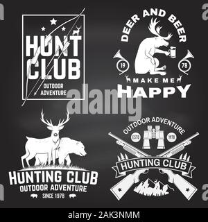 Einstellen der Jagd club Abzeichen auf dem Schwarzen Brett. Vektor Konzept für T-Shirt, Aufkleber, Druck, Stempel. Vintage Typografie Design mit Jagd Gewehr, Jäger, Bären, Hirsche, die Berge und den Wald. Stock Vektor