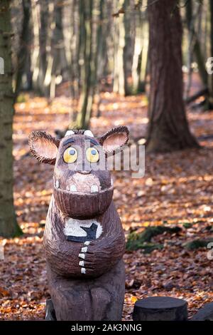 Eine aus Holz geschnitzte Statue eines Babys Gruffalo in einem herbstlichen Thorndon Park North in Brentwood, Essex, an. Stockfoto