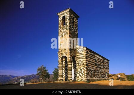 Blick auf die Kirche von Porto auf Korsika. Die romanische Kirche San Michele de Murato wurde in 1280 erbaut. Der Turm wurde im 19. Cen erhöhte Stockfoto