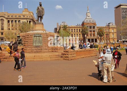 Eine Bronzestatue von Paul Kruger, die Sie auf diesem Foto sehen kann steht auf dem Kirchplatz in Pretoria, Südafrika. Paul Kruger war Präsident der Stockfoto