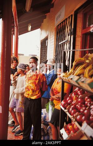 Die Bewohner der Townships Soweto vor einem kleinen speichern. Soweto ist die größte Stadt der Schwarzen in der Nähe von Johannesburg, South Af etabliert Stockfoto