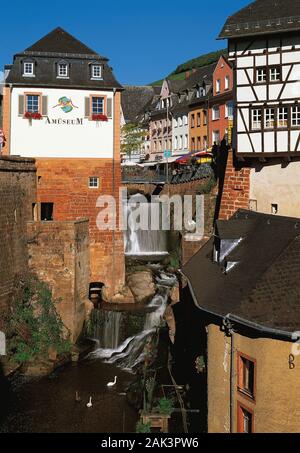 Inmitten von Saarburg der Leukbach Creek fällt als Wasserfall in einem Felsen. Direkt am Wasserfall ist der alte Hackenberg Mühle entfernt. Heutzutage ist es hos Stockfoto