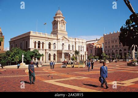 Die klassischen Rathaus am Marktplatz von Port Elizabeth, Südafrika, wurde 1858 erbaut. Menschen überqueren den Marktplatz im Vordergrund. (Un Stockfoto