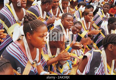 Der Venda mit besonderen Tag Schmuck und in farbigen Kleider für eine traditionelle Feier in der Provinz Limpopo im Norden Südafrikas. (Undatiert Stockfoto