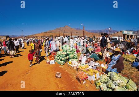 Auf diesem Foto sehen Sie die Händler und Kunden auf einem Markt für Obst und Gemüse auf einer Straße in der Kwazulu-Natal in Südafrika. (Undatiertes Foto) | USA Stockfoto