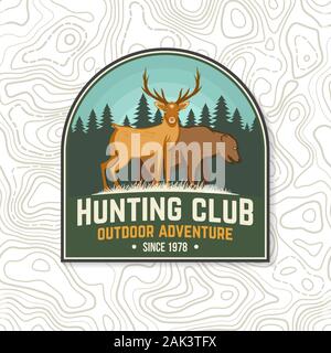 Hunting Club Abzeichen. Vector Illustration. Konzept für Hemd oder Label, Print, Stempel, Abzeichen, Patch. Vintage Typografie Design mit Hirsche, Bären und Wald Silhouette. Outdoor Adventure Hunt Club Emblem Stock Vektor