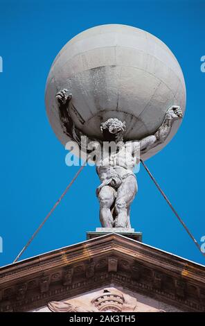 Ein Atlas auf einem Giebel der Königliche Palast in Amsterdam, die die Kugel auf seinem Rücken. Der Königliche Palast (Koninklijk Paleis) ist an der Dam liegt. Es w Stockfoto