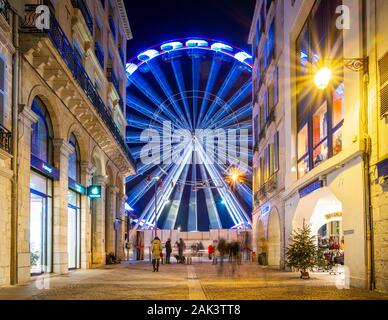 Das Riesenrad bei Nacht in Bayonne, Frankreich Stockfoto