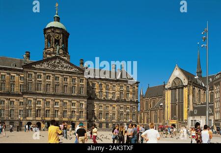 Blick auf den Königlichen Palast (Koninklijk Paleis) am Damm in Amsterdam. Es war im 17. Jahrhundert gebaut. Ursprünglich wurde es bewirtete die City Hall. Nur da Stockfoto