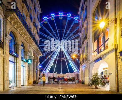 Das Riesenrad bei Nacht in Bayonne, Frankreich Stockfoto