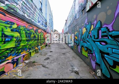 Graffiti besprŸhte Gasse im Stadtteil Haight-Ashbury, San Francisco, Kalifornien, USA Stockfoto