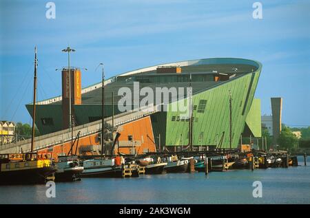 Blick auf das Technik Museum NEMO (Neue Metropole) am Oosterdok in Amsterdam. Hier verschiedene Ausstellungen über moderne Technik, biomedizinische Stockfoto