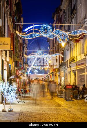 Weihnachtsschmuck in der rue Port Neuf in Bayonne, Frankreich Stockfoto