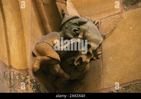 Skulptur am Westportal der St. Martin Kirche in Colmar, Frankreich. (Undatiertes Foto) | Verwendung weltweit Stockfoto