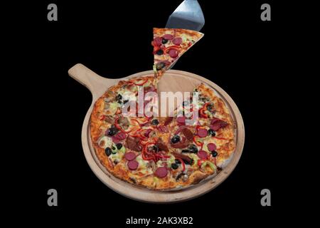 Gemischte Pizza, Pizza, Oliven, Champignons, Tomate, Käse, Sauce und mehr. top anzeigen. essen Hintergrund. Kopieren Sie Platz für Text und Schrift. Stockfoto