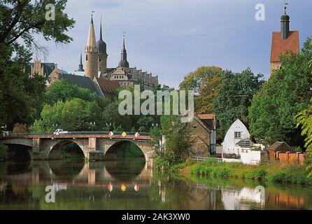 Ein Blick über die Saale in Merseburg, Deutschland, mit dem Schloss. (Undatiertes Foto) | Verwendung weltweit Stockfoto