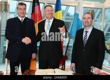 07. Januar 2020, Bayern, München: Markus Söder (CSU), l-r), Ministerpräsident von Bayern, begrüßt Klaus Werner 26,13, der rumänische Präsident, in der großen Studie, die in der Staatskanzlei. Hubert Aiwanger (Freie Wähler), Stellvertretender Ministerpräsident und Staatsminister für Wirtschaft in Bayern, steht neben Ihnen. Präsident 26,13 wird auch die Öffnung des anschließenden Kabinettssitzung teilnehmen. Foto: Felix Hörhager/dpa Stockfoto