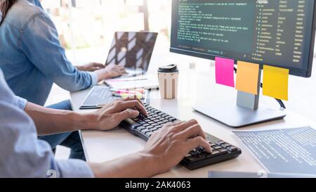Junge startup Programmierer Sitzen am Schreibtisch Arbeiten am Computer für die Entwicklung Programmierung und Codierung Lösung zu finden Problem auf Neue Applic zu Stockfoto