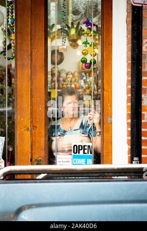 Stern Suche alte Frau Krämer schaut aus Handwerk Schaufenster in New Orleans Stockfoto