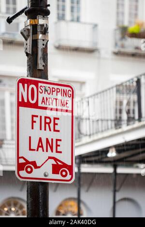 Feuer Lane Keine stoppen Zeichen in einem New Orleans Street Stockfoto