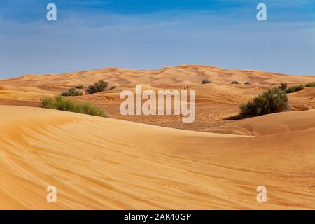 Roter Sand, Wüste Barchan und blauer Himmel Landschaft Stockfoto