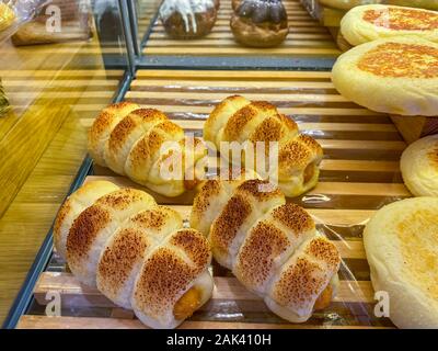 Lecker wurst Brötchen zum Verkauf in bakeshop Showcase Stockfoto