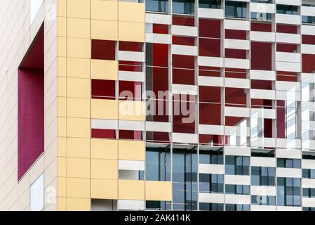 Bunte Fassade eines modernen kommerziellen Gebäude in einem full frame architektonischen Design Detail Hintergrund Stockfoto
