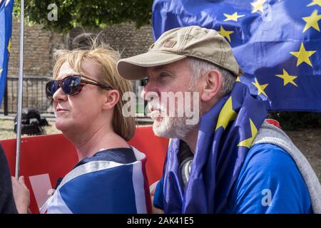 Wütend bleiben Unterstützer hecheln Ein pro Brexit Unterstützer während eines Interviews außerhalb des Houses of Parliament, London, UK. 09/09/19. Stockfoto