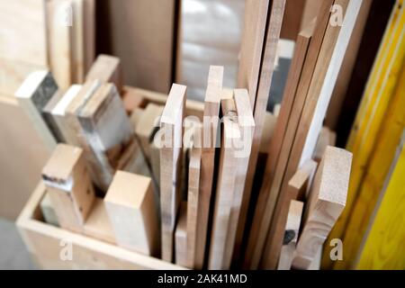 Verschiedene Ersatzteile Bausteine und Bretter, in einem Feld in einem Holz- oder Schreinerei in der Nähe zu sehen, gespeichert Stockfoto