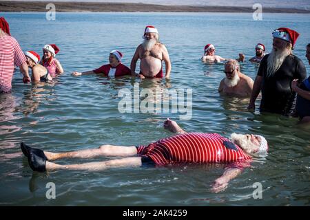 Neve Midbar und die Palästinensischen Gebiete. 07 Jan, 2020. Leute, verkleidet als Weihnachtsmann Schwimmer im Toten Meer. 50 Weihnachtsmänner aus Europa und den Vereinigten Staaten besucht Israel und Palästina auf eine 4-Tage Reise. Credit: Ilia Yefimovich/dpa/Alamy leben Nachrichten Stockfoto