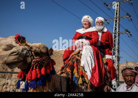 Neve Midbar und die Palästinensischen Gebiete. 07 Jan, 2020. Leute, verkleidet als Weihnachtsmann Ritt auf einem Kamel. 50 Weihnachtsmänner aus Europa und den Vereinigten Staaten besucht Israel und Palästina auf eine 4-Tage Reise. Credit: Ilia Yefimovich/dpa/Alamy leben Nachrichten Stockfoto