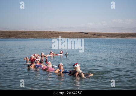 Neve Midbar und die Palästinensischen Gebiete. 07 Jan, 2020. Leute, verkleidet als Weihnachtsmann Schwimmer im Toten Meer. 50 Weihnachtsmänner aus Europa und den Vereinigten Staaten besucht Israel und Palästina auf eine 4-Tage Reise. Credit: Ilia Yefimovich/dpa/Alamy leben Nachrichten Stockfoto