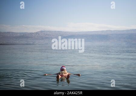 Neve Midbar und die Palästinensischen Gebiete. 07 Jan, 2020. Ein Mann verkleidet als Weihnachtsmann im Toten Meer schwimmt. 50 Weihnachtsmänner aus Europa und den Vereinigten Staaten besucht Israel und Palästina auf eine 4-Tage Reise. Credit: Ilia Yefimovich/dpa/Alamy leben Nachrichten Stockfoto