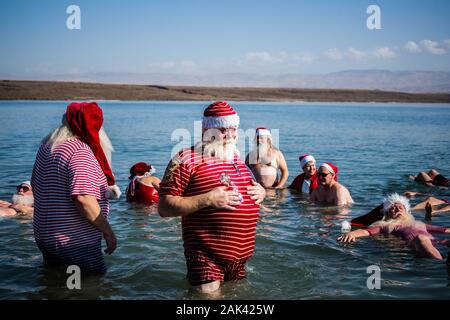 Neve Midbar und die Palästinensischen Gebiete. 07 Jan, 2020. Leute, verkleidet als Weihnachtsmann Schwimmer im Toten Meer. 50 Weihnachtsmänner aus Europa und den Vereinigten Staaten besucht Israel und Palästina auf eine 4-Tage Reise. Credit: Ilia Yefimovich/dpa/Alamy leben Nachrichten Stockfoto