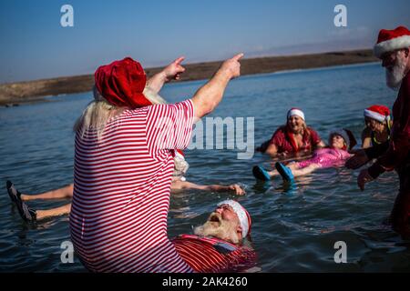 Neve Midbar und die Palästinensischen Gebiete. 07 Jan, 2020. Leute, verkleidet als Weihnachtsmann Schwimmer im Toten Meer. 50 Weihnachtsmänner aus Europa und den Vereinigten Staaten besucht Israel und Palästina auf eine 4-Tage Reise. Credit: Ilia Yefimovich/dpa/Alamy leben Nachrichten Stockfoto