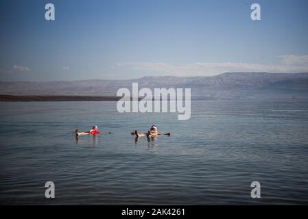 Neve Midbar und die Palästinensischen Gebiete. 07 Jan, 2020. Leute, verkleidet als Weihnachtsmann Schwimmer im Toten Meer. 50 Weihnachtsmänner aus Europa und den Vereinigten Staaten besucht Israel und Palästina auf eine 4-Tage Reise. Credit: Ilia Yefimovich/dpa/Alamy leben Nachrichten Stockfoto