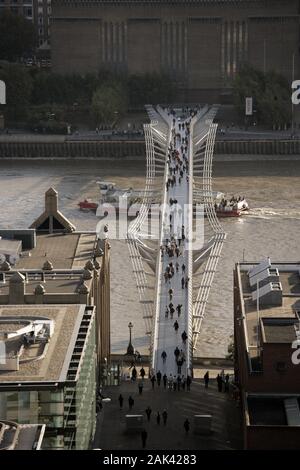 Blick auf die Millennium Bridge, die Fussgängerbrücke über die Themse zum Tate Modern Museum, London, Großbritannien | Verwendung weltweit Stockfoto