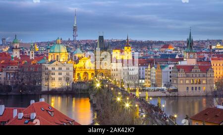 Prag, Tschechische Republik. Antenne Panoramablick Stadtbild Bild von Prag mit berühmten Karlsbrücke im Winter Sonnenuntergang. Stockfoto