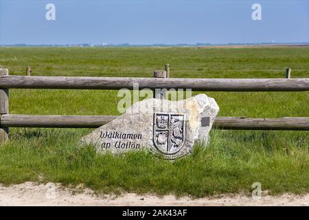 Willkommensgruß mit einem Stein auf Friesisch auf Hallig Oland, Nordfriesland, Schleswig-Holstein, Deutschland | Verwendung weltweit Stockfoto