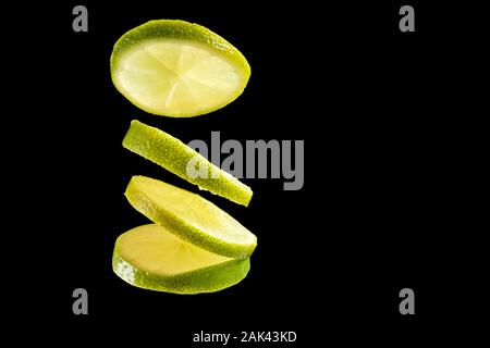 Grüne frische organische kiwi Slices auf schwarzem Hintergrund Stockfoto