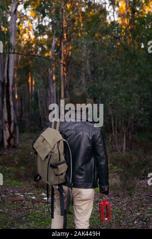 Reifer Mann mit Hut und Jacke in den Wald Stockfoto