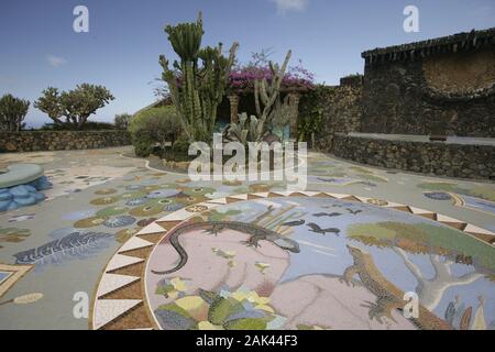 Bodenmosaik aus Keramik auf der Plaza La Glorieta in Las Manchas, La Palma, Spanien | Verwendung weltweit Stockfoto