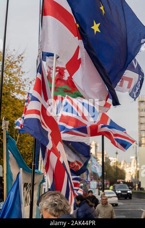 Mehrere Flags Fliegen außerhalb des Haus des Parlaments, London, UK. 30/10/19. Stockfoto