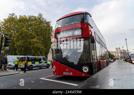 Ein Londoner bus fährt hinter dem Haus des Parlaments, London, UK. 30/10/19. Stockfoto