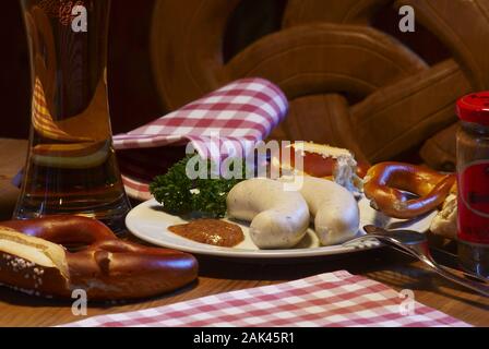 Weißwurst mit süßem Senf und Brezel und Weizen, München | Verwendung weltweit Stockfoto