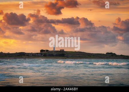 Paphos Leuchtturm auf einen Sonnenaufgang im Winter Tag in Paphos, Zypern Stockfoto