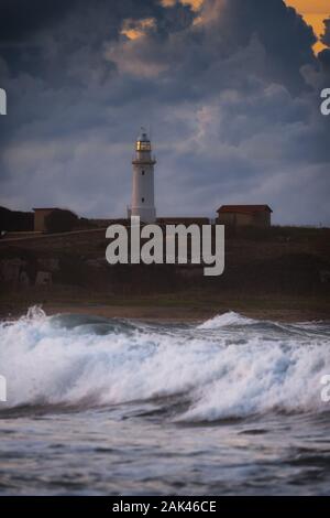 Paphos Leuchtturm auf einen Sonnenaufgang im Winter Tag in Paphos, Zypern Stockfoto