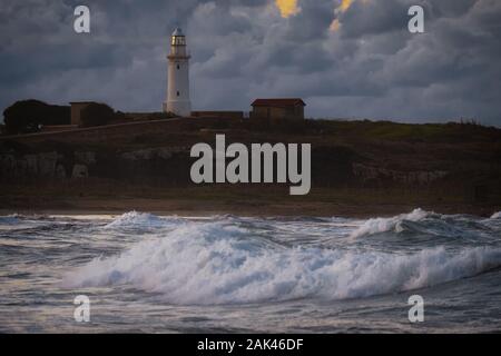 Paphos Leuchtturm auf einen Sonnenaufgang im Winter Tag in Paphos, Zypern Stockfoto